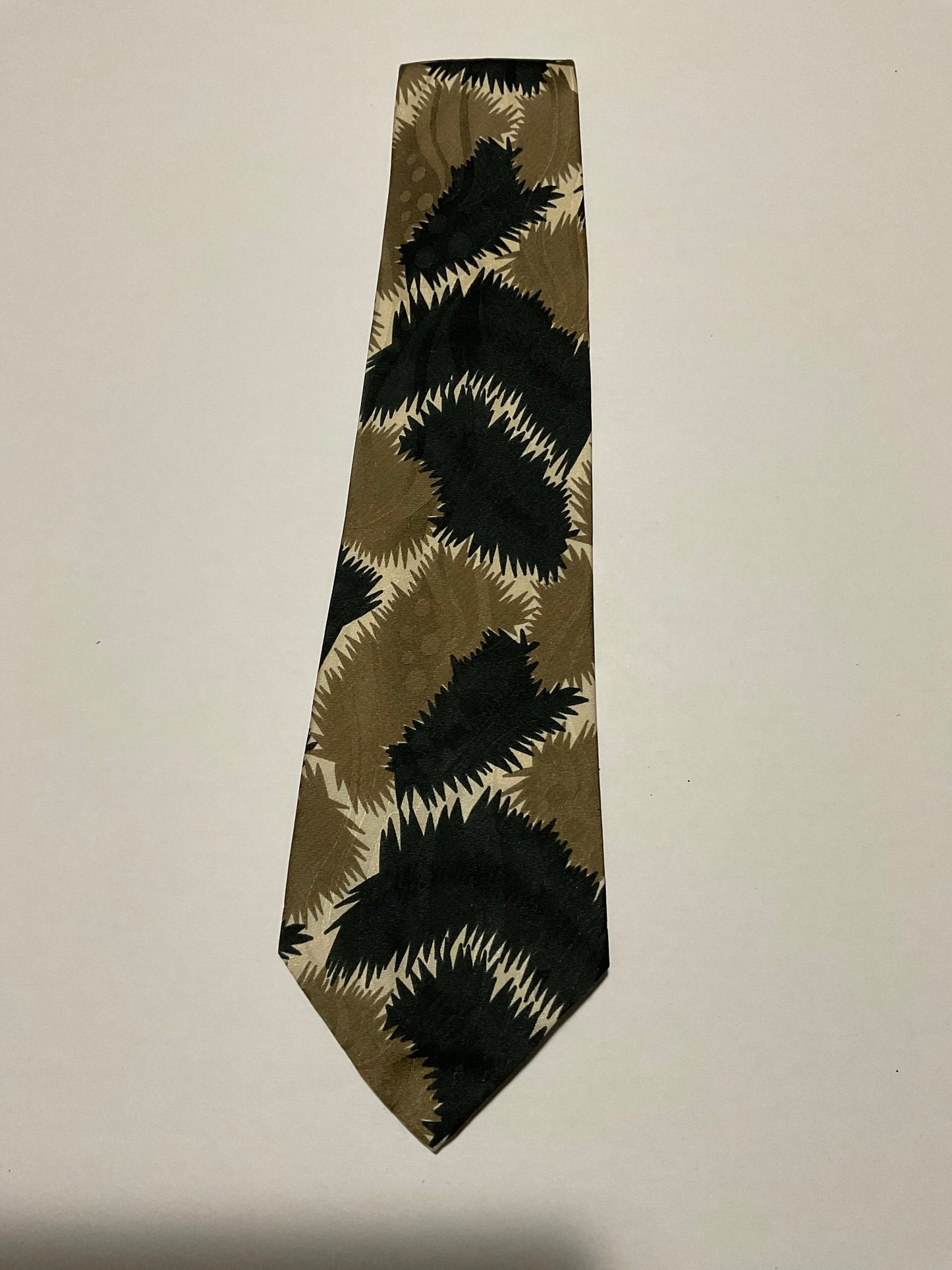 TIE / PURE SILK / NEW / APPX. 3 1/2” TO 3 3/4” WIDE / HAND MADE IN JAPAN
