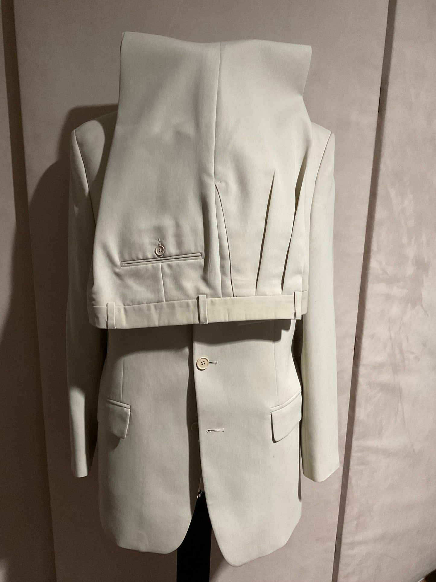 R P SUIT / CREAM / 40 REG / MADE IN CANADA