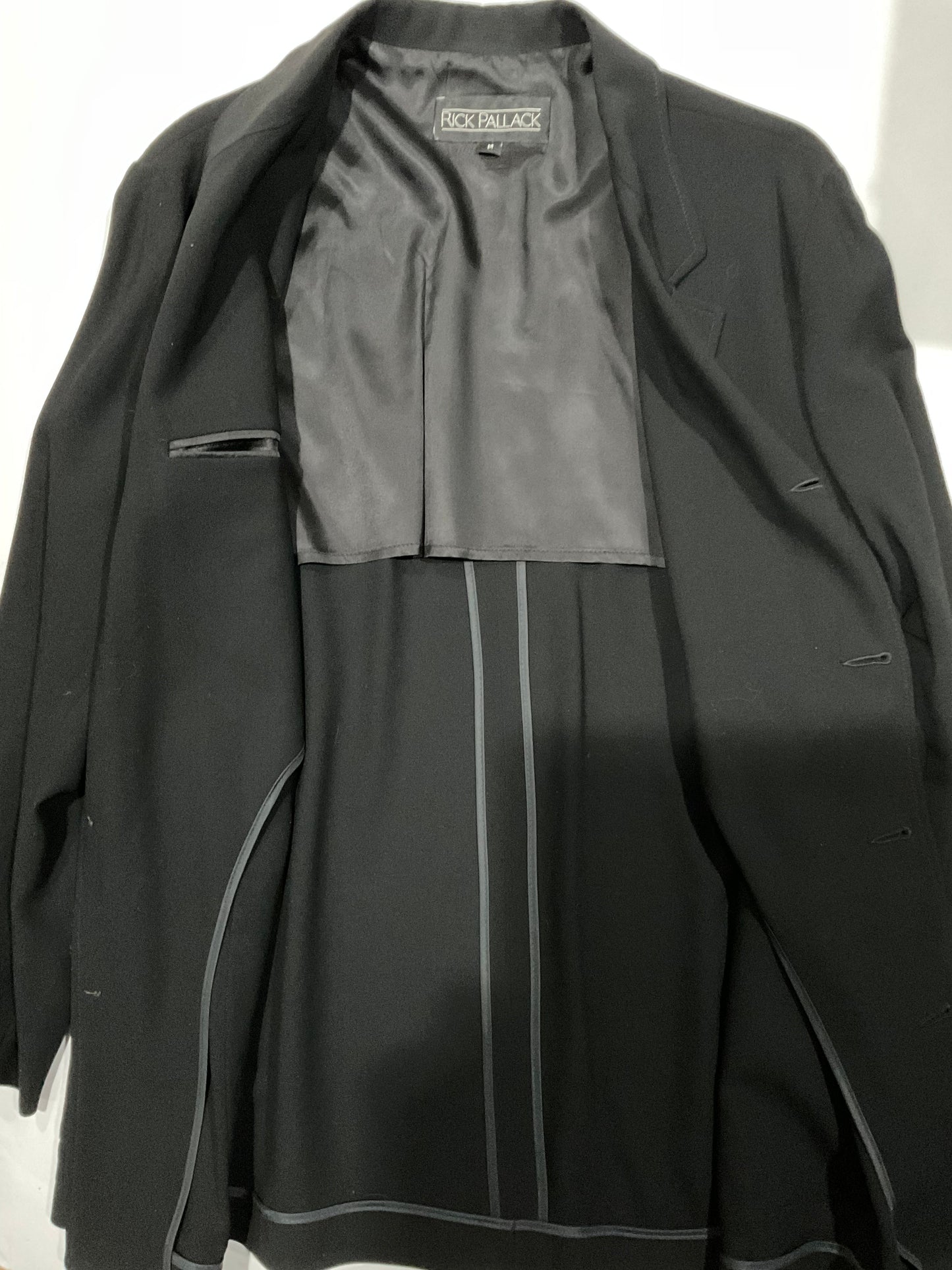 R P SUIT / BLACK CREPE 4 BUTTON / UNCONSTRUCTED / MEDIUM - LARGE / MADE IN USA