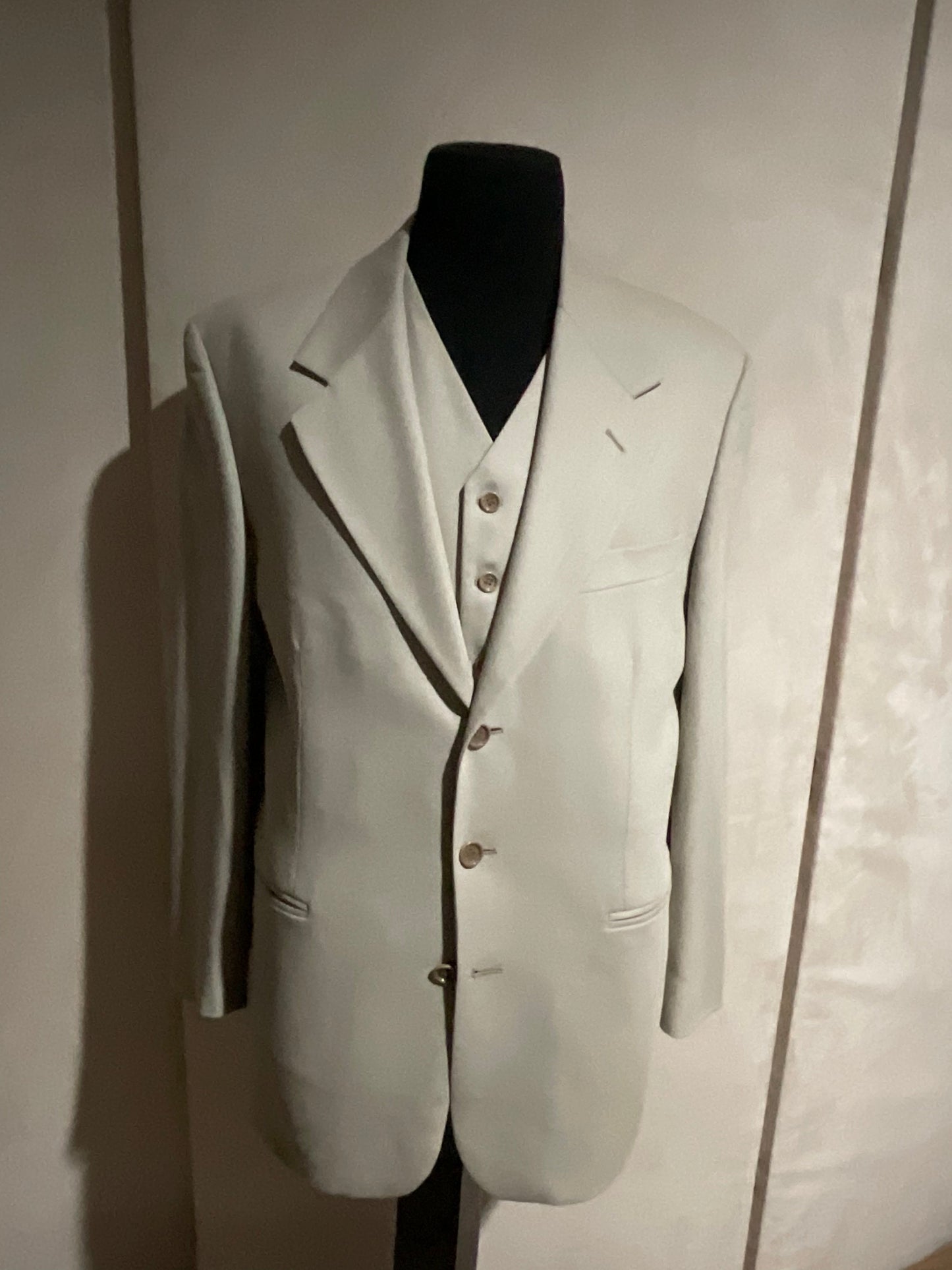 R P SUIT / TAN BEIGE / 3 PIECE VESTED / 40 REG / MADE IN ITALY