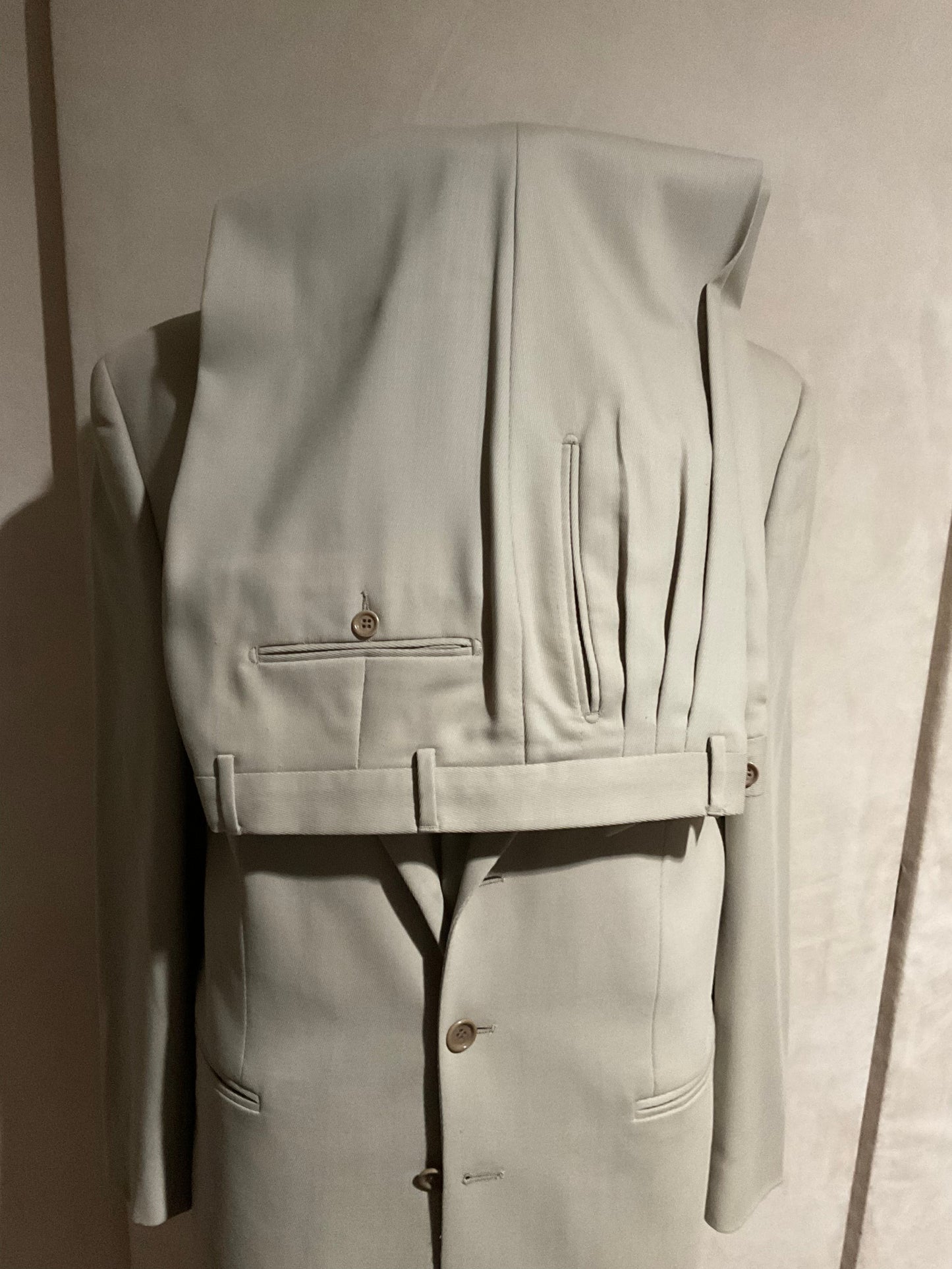 R P SUIT / TAN BEIGE / 3 PIECE VESTED / 40 REG / MADE IN ITALY
