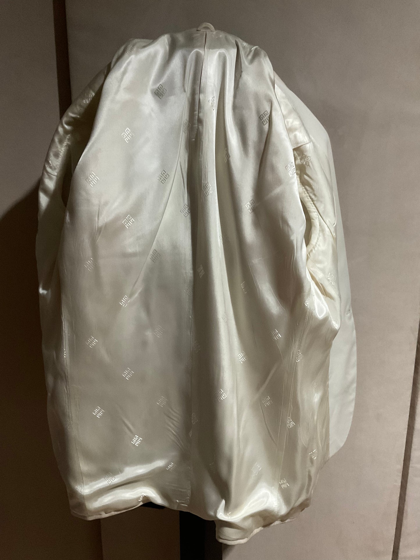 R P TUXEDO FORMAL DINNER JACKET / GIVENCHY / IVORY DUPIONI SILK / 40