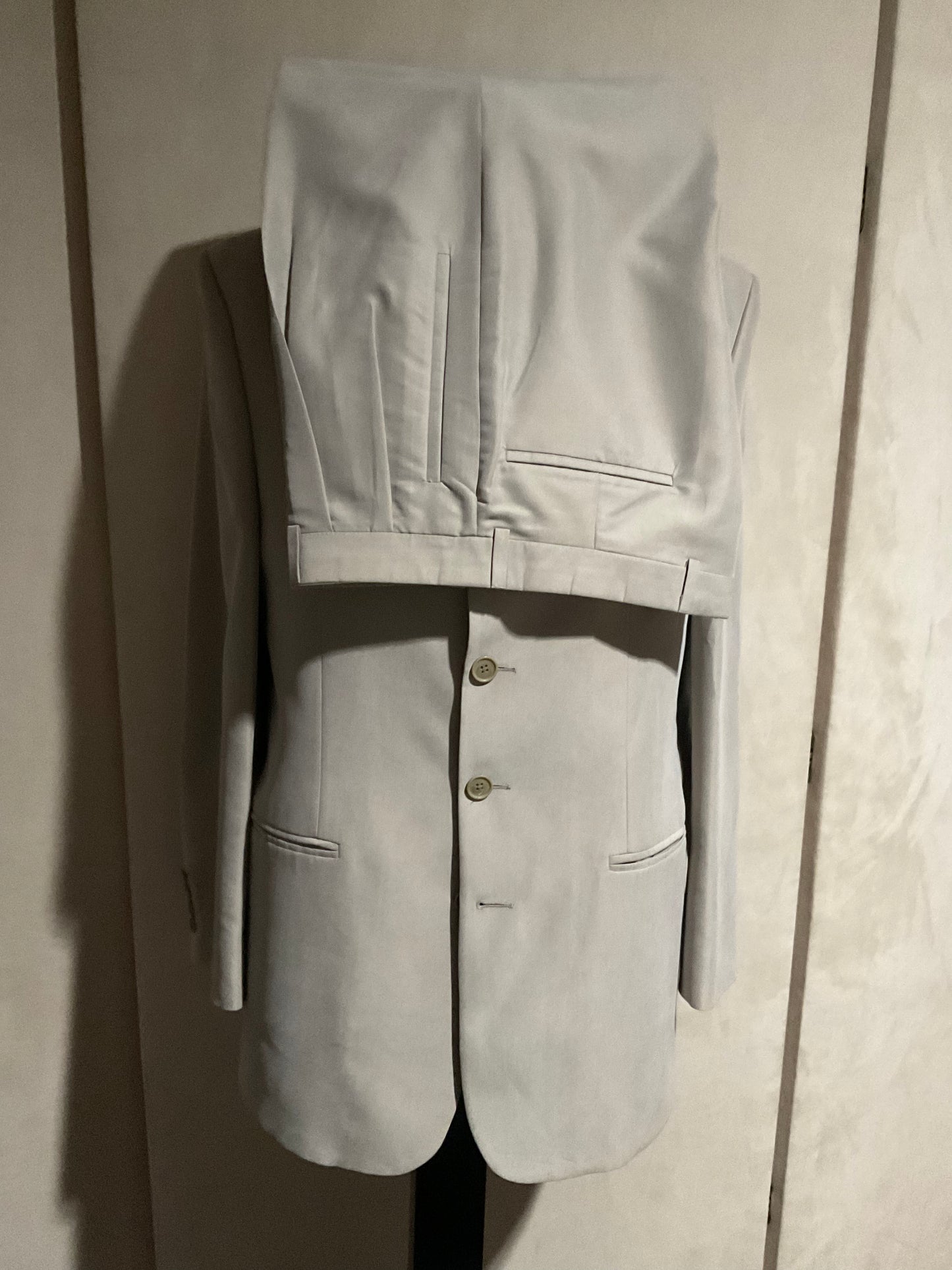 R P SUIT / TAUPE / 4 BUTTON / 40 REG / MADE IN CANADA