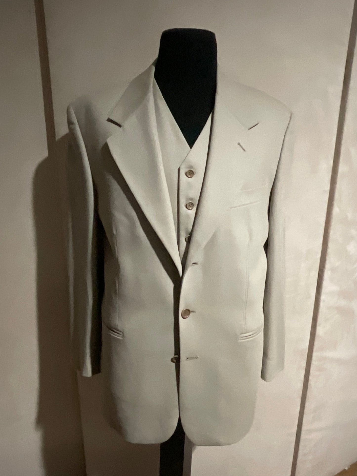 R P SUIT / TAN BEIGE / 3 PIECE VESTED / 40 REG / MADE IN ITALY