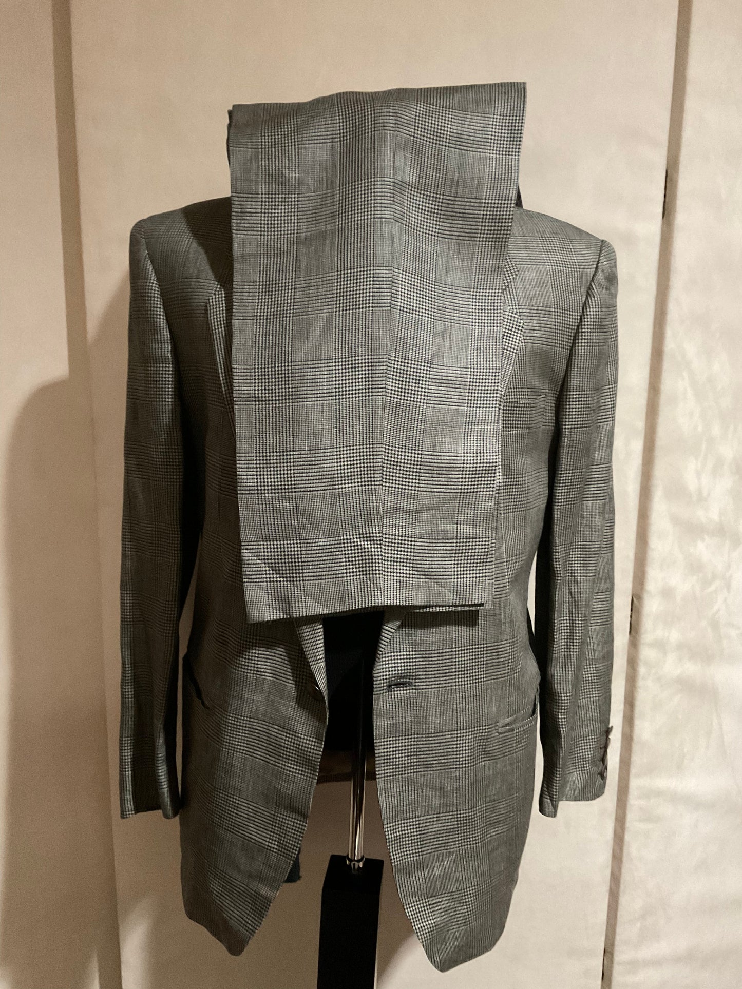 R P SUIT / BLACK & TAUPE GLEN PLAID IRISH LINEN / 38 REG / MADE IN ITALY