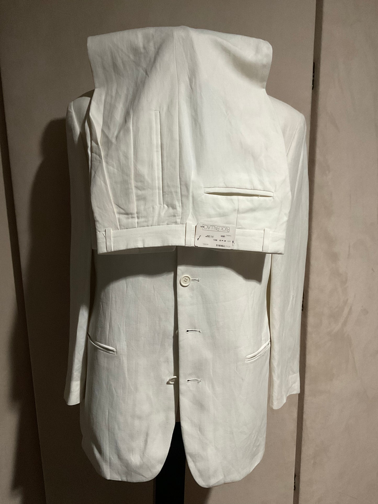 R P SUIT / WHITE LINEN / 40 REG / 4 BUTTON / NEW / MADE IN CANADA