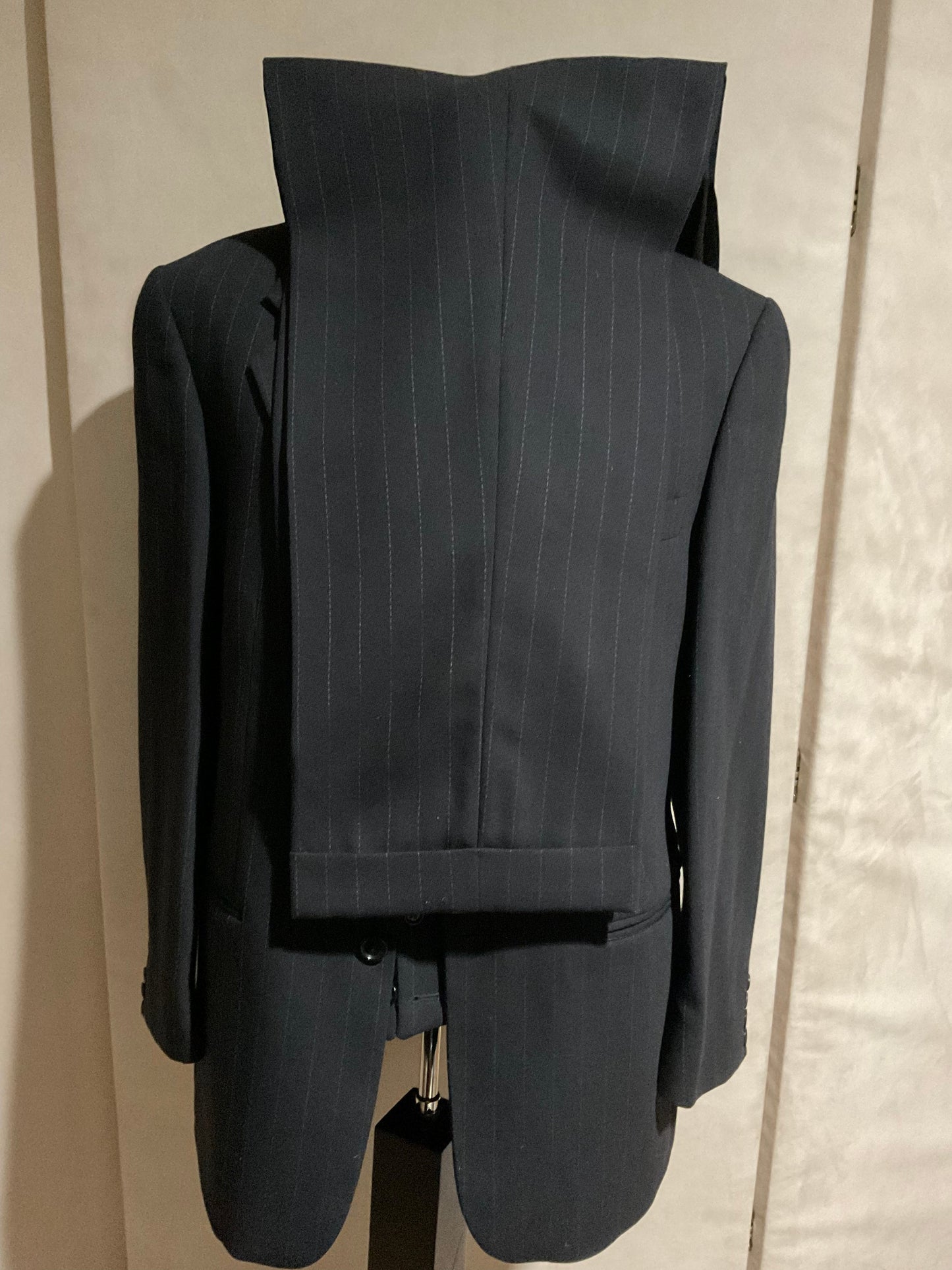 R P SUIT / NAVY STRIPE / 3 PIECE VESTED / 40 REG / MADE IN ITALY