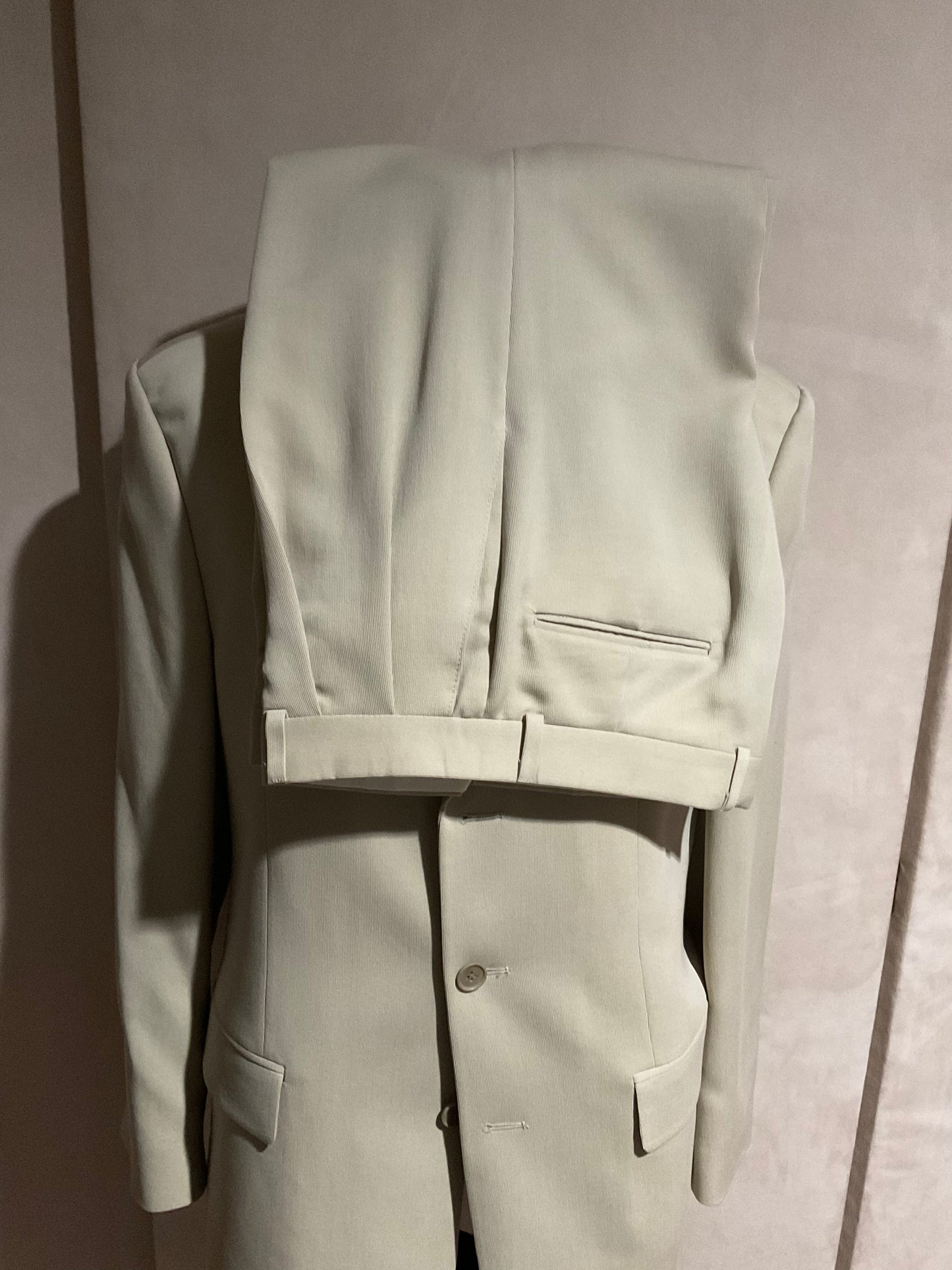 R P SUIT / BEIGE / 40 REG / MADE IN CANADA