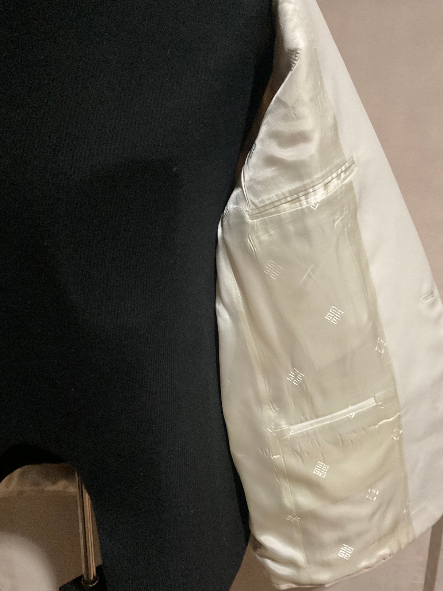 R P TUXEDO FORMAL DINNER JACKET / GIVENCHY / IVORY DUPIONI SILK / 40