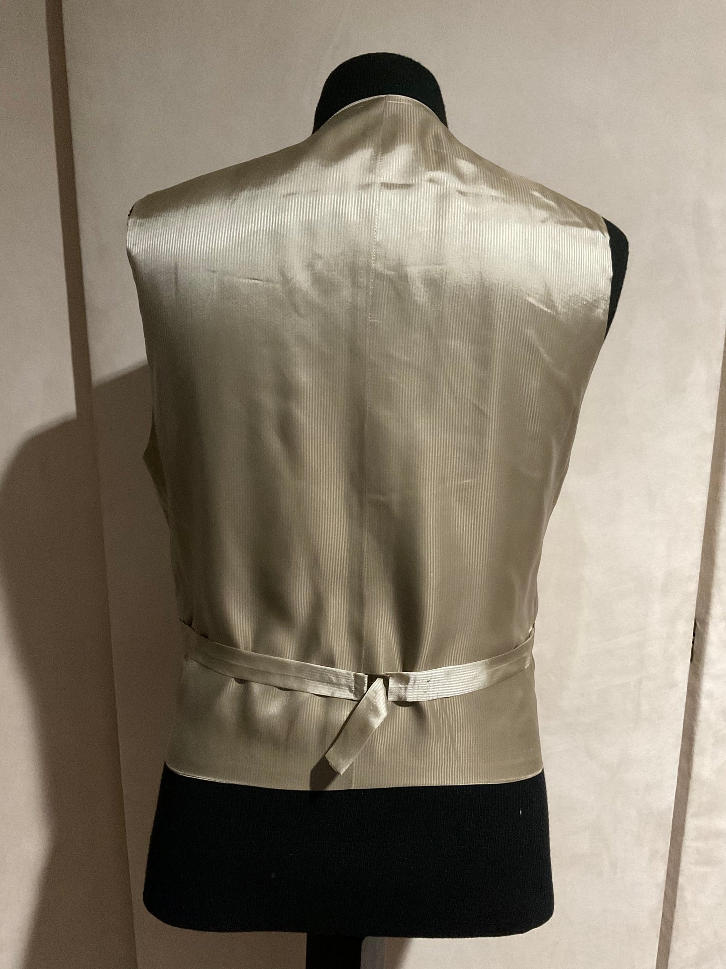 R P SUIT / TAN BEIGE / 3 PIECE VESTED / 40 REG / MADE IN ITALY