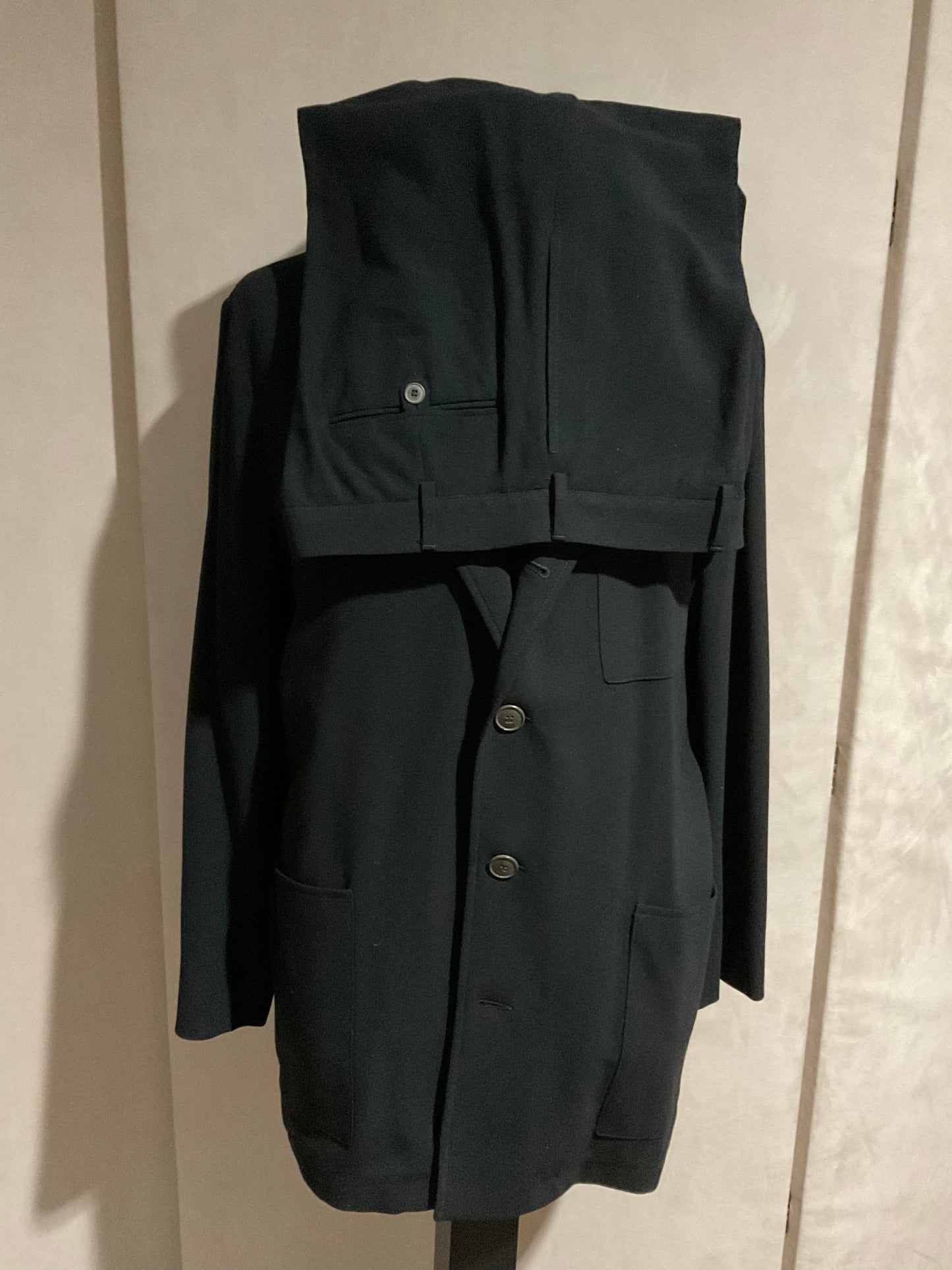 R P SUIT / BLACK CREPE 4 BUTTON / UNCONSTRUCTED / MEDIUM - LARGE / MADE IN USA