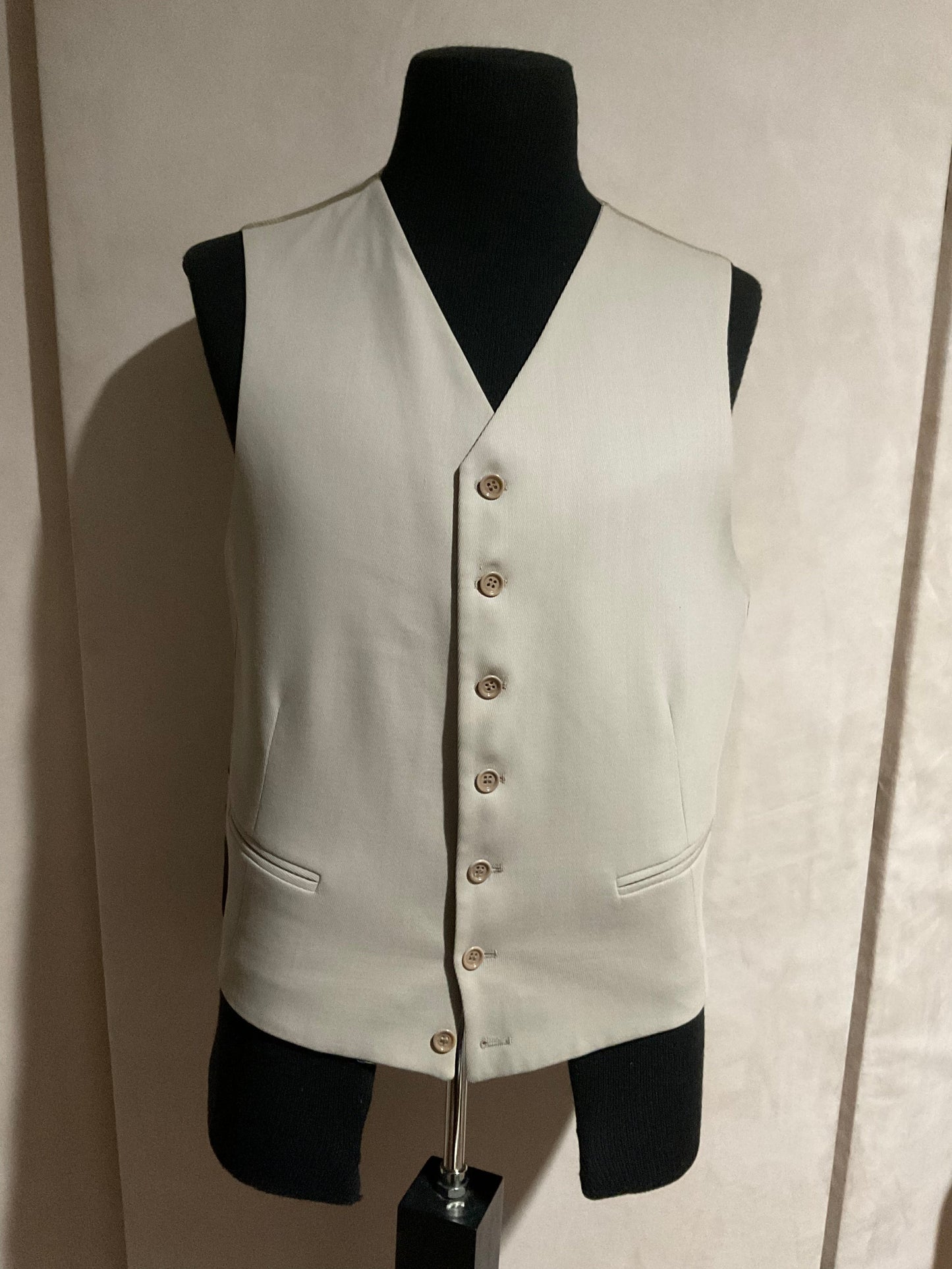 R P SUIT / TAN BEIGE / 3 PIECE VESTED / 40 REG / MADE IN ITALY