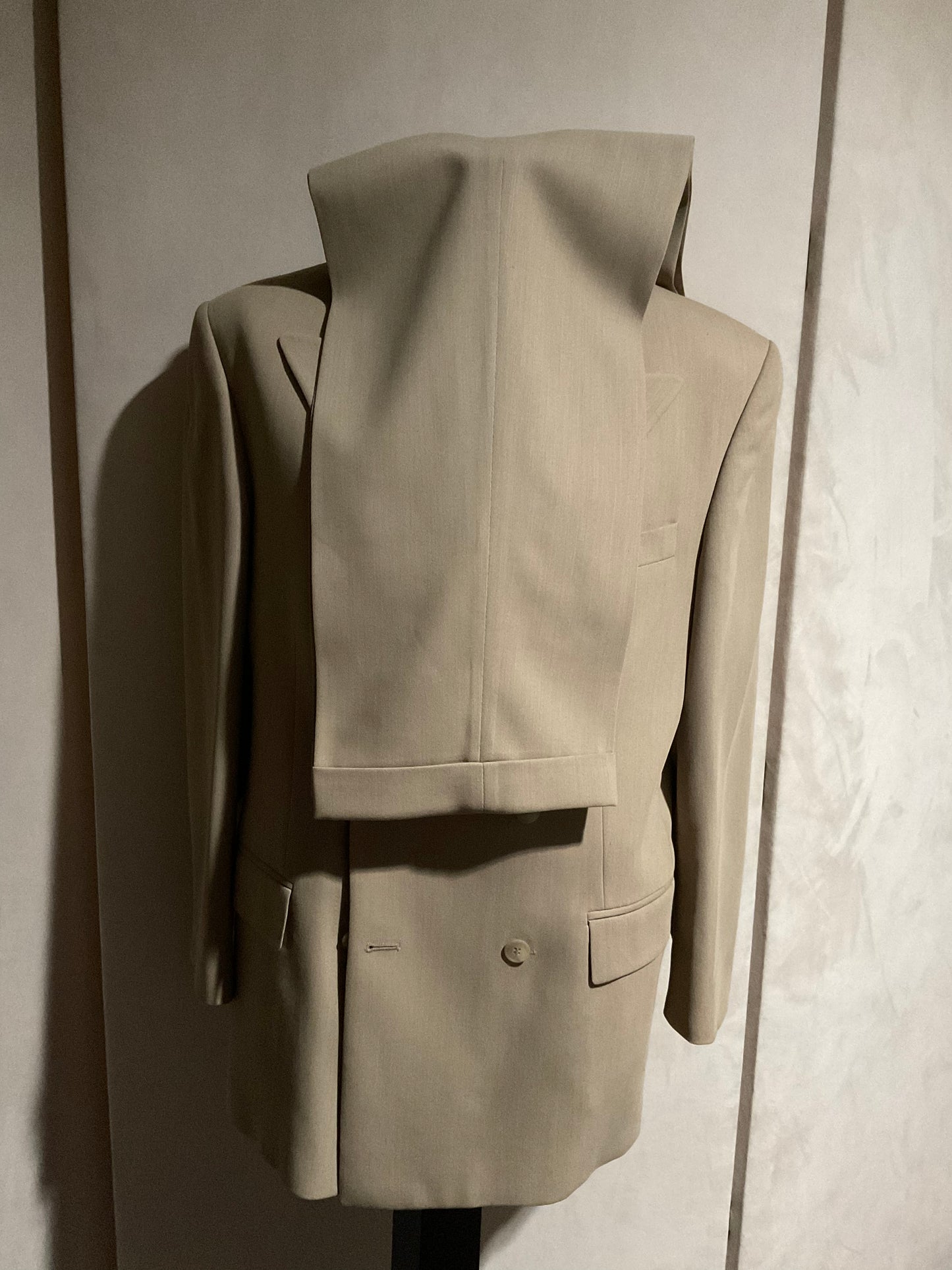 R P SUIT / DOUBLE BREASTED / CAMEL CREPE / 40 REG / MADE IN CANADA