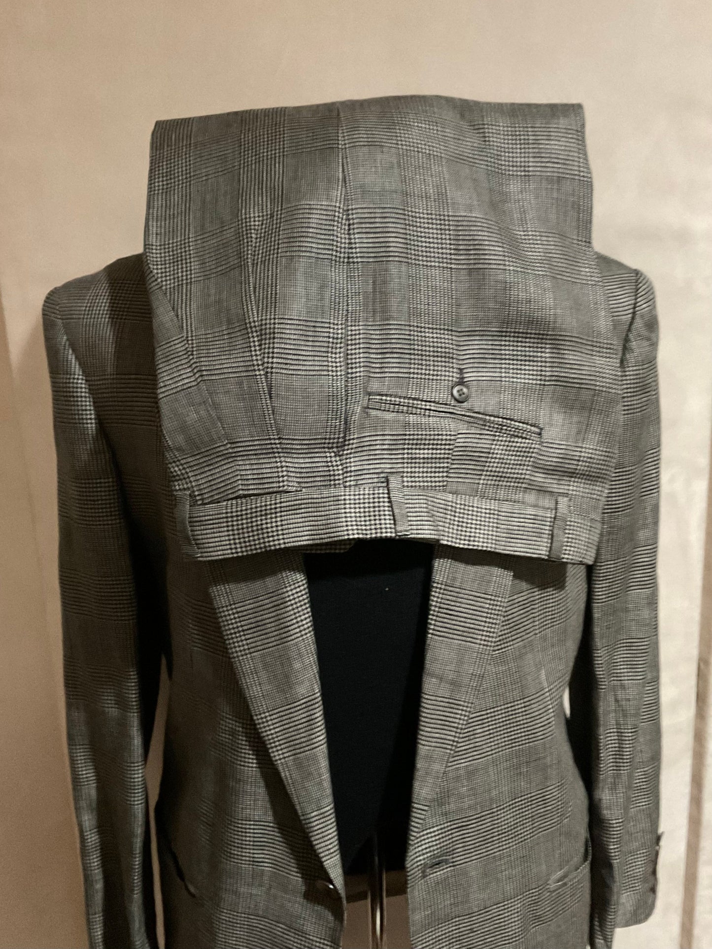 R P SUIT / BLACK & TAUPE GLEN PLAID IRISH LINEN / 38 REG / MADE IN ITALY