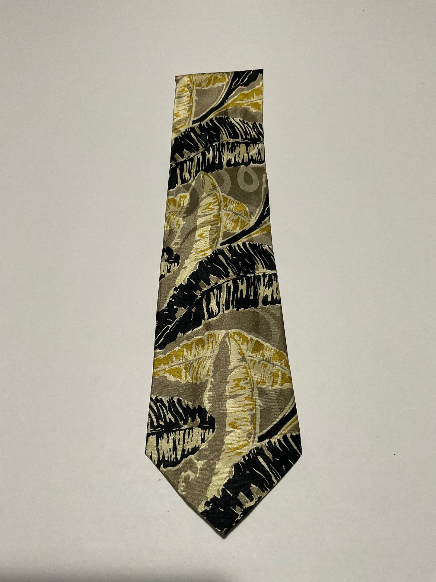 TIE / PURE SILK / NEW / APPX. 3 1/2” TO 3 3/4” WIDE / HAND MADE IN JAPAN