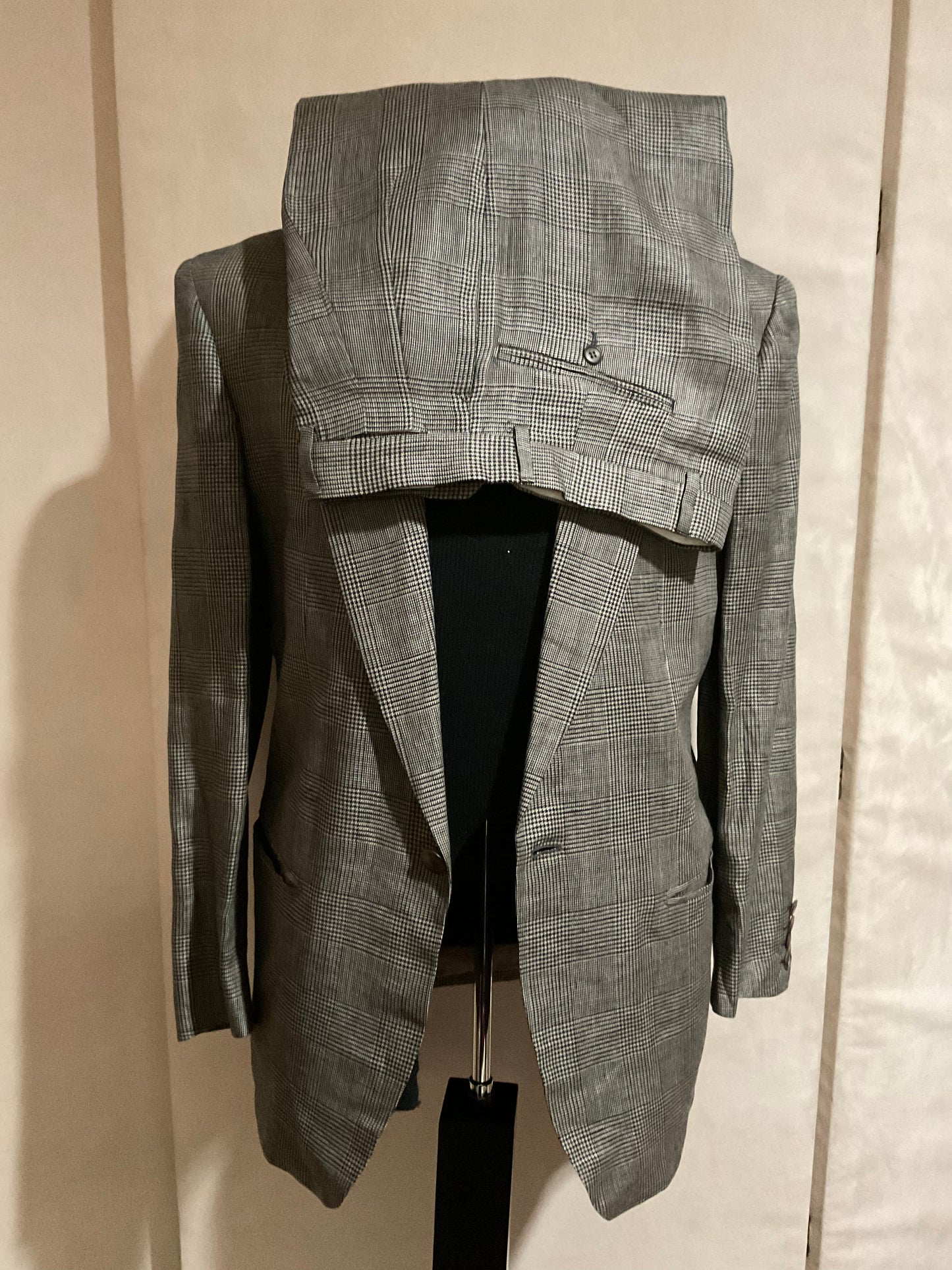 R P SUIT / BLACK & TAUPE GLEN PLAID IRISH LINEN / 38 REG / MADE IN ITALY