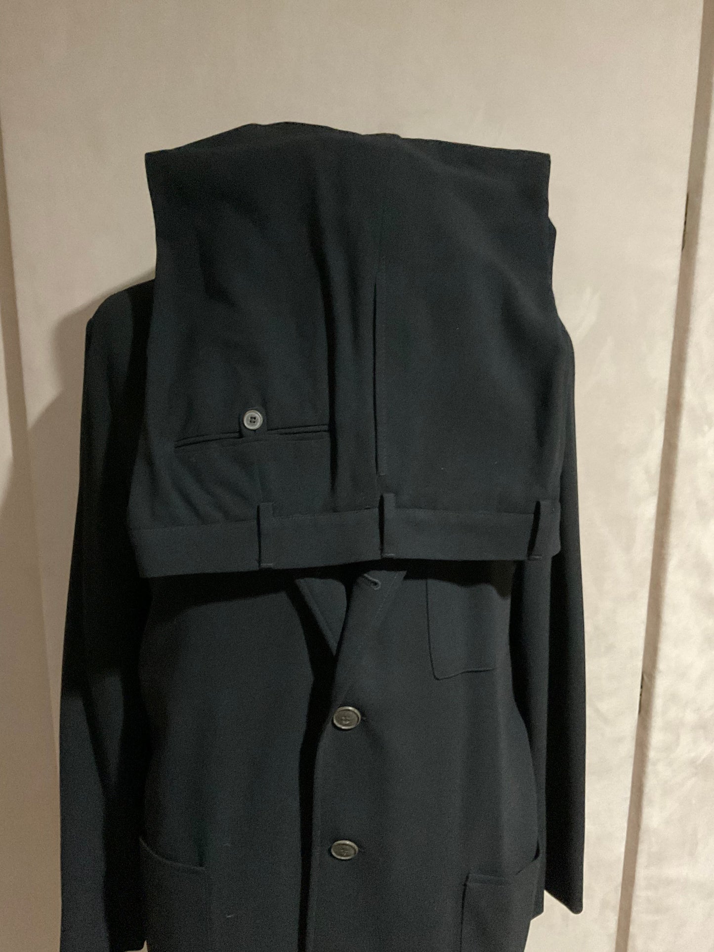 R P SUIT / BLACK CREPE 4 BUTTON / UNCONSTRUCTED / MEDIUM - LARGE / MADE IN USA