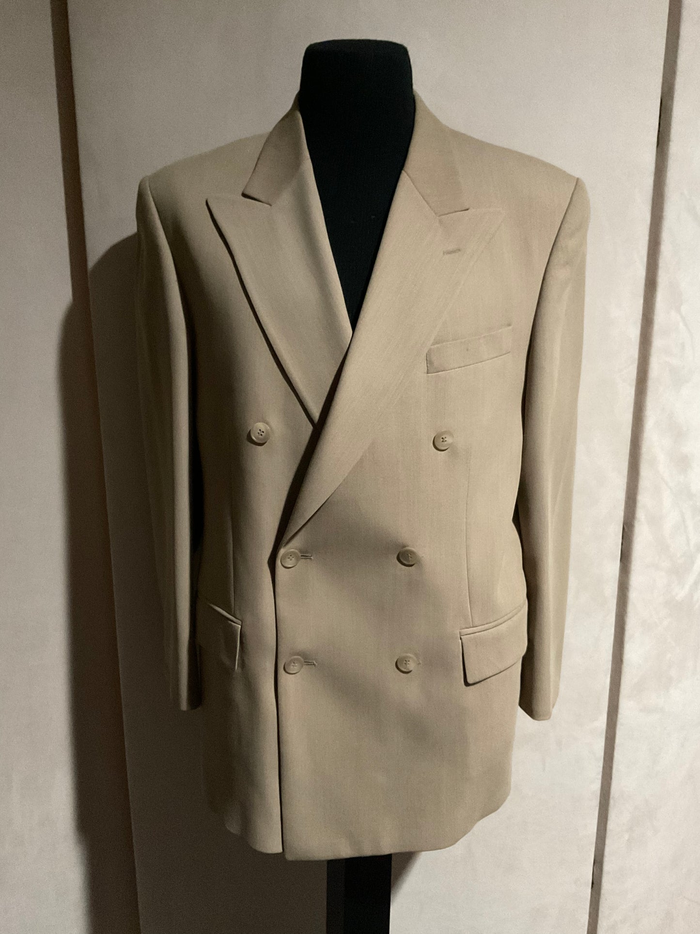 R P SUIT / DOUBLE BREASTED / CAMEL CREPE / 40 REG / MADE IN CANADA