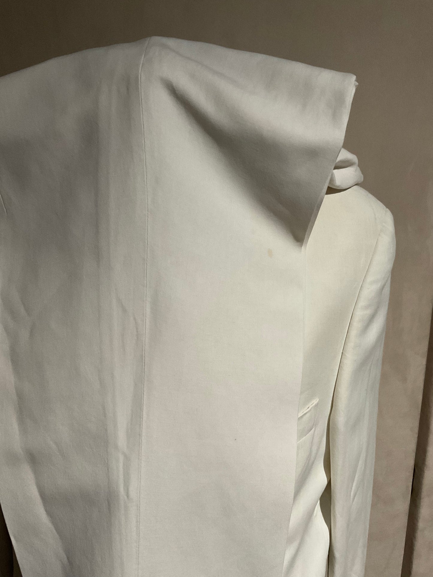 R P SUIT / WHITE LINEN / 4 BUTTON / 40 REG / MADE IN CANADA