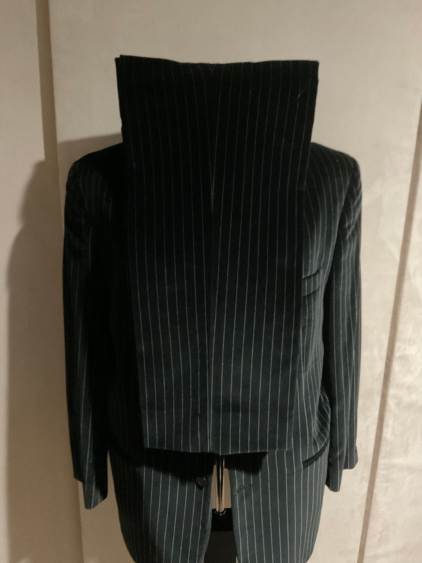 R P SUIT / BLACK VELVET PIN STRIPE / 40 TO 42 REG / MADE IN CANADA