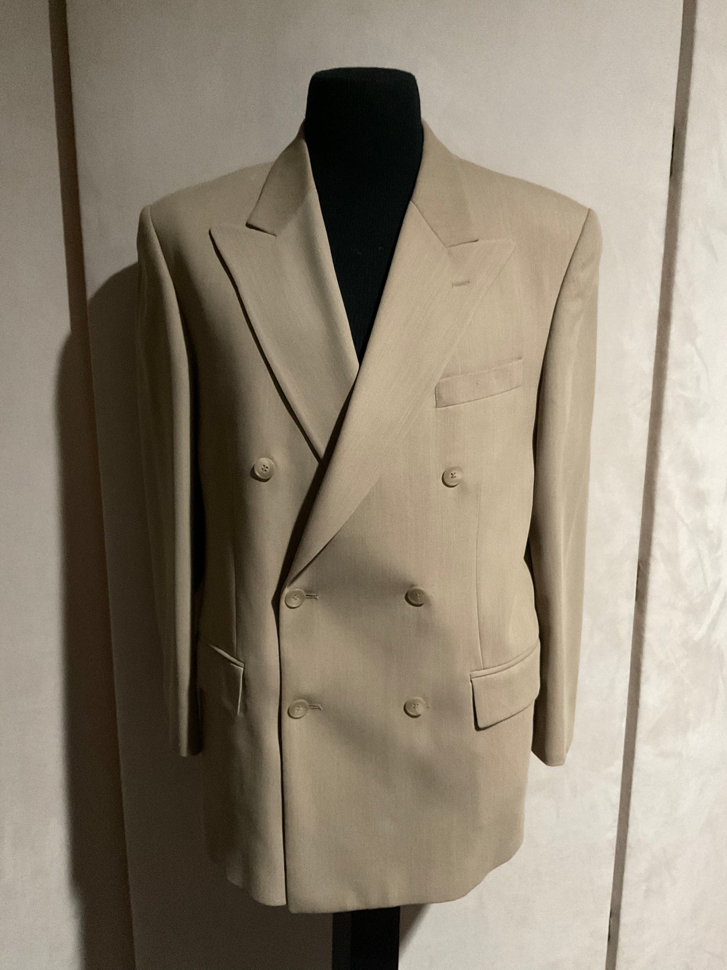 R P SUIT / DOUBLE BREASTED / CAMEL CREPE / 40 REG / MADE IN CANADA
