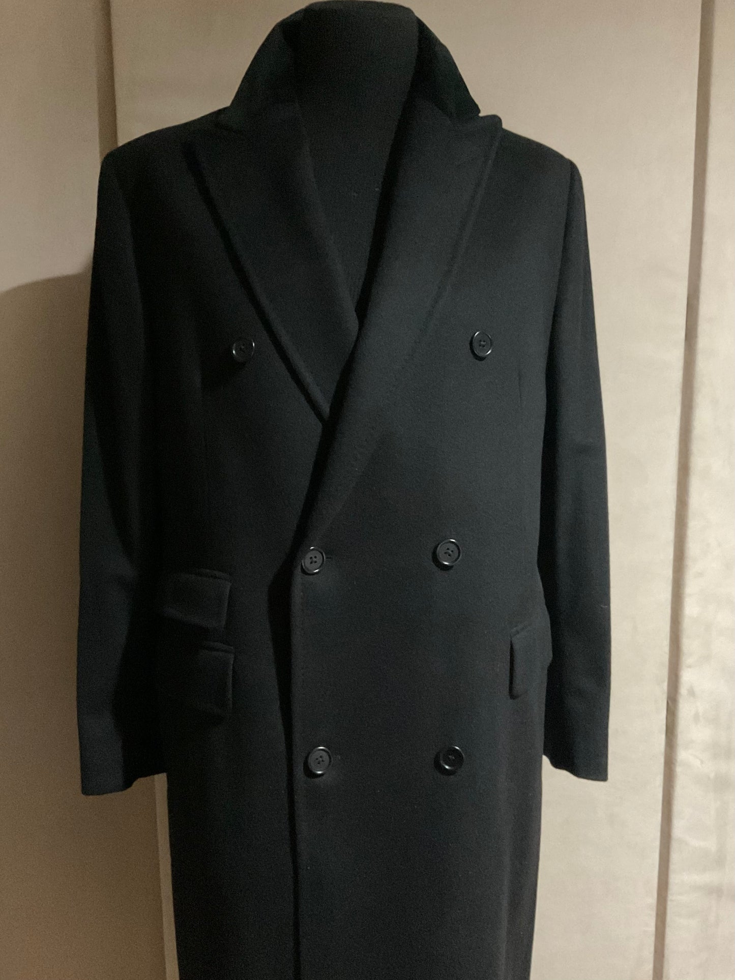 R P OVERCOAT / BLACK / PURE CASHMERE / BLACK VELVET COLLAR / DOUBLE BREASTED / MADE IN CANADA / NEW / 42 / 44