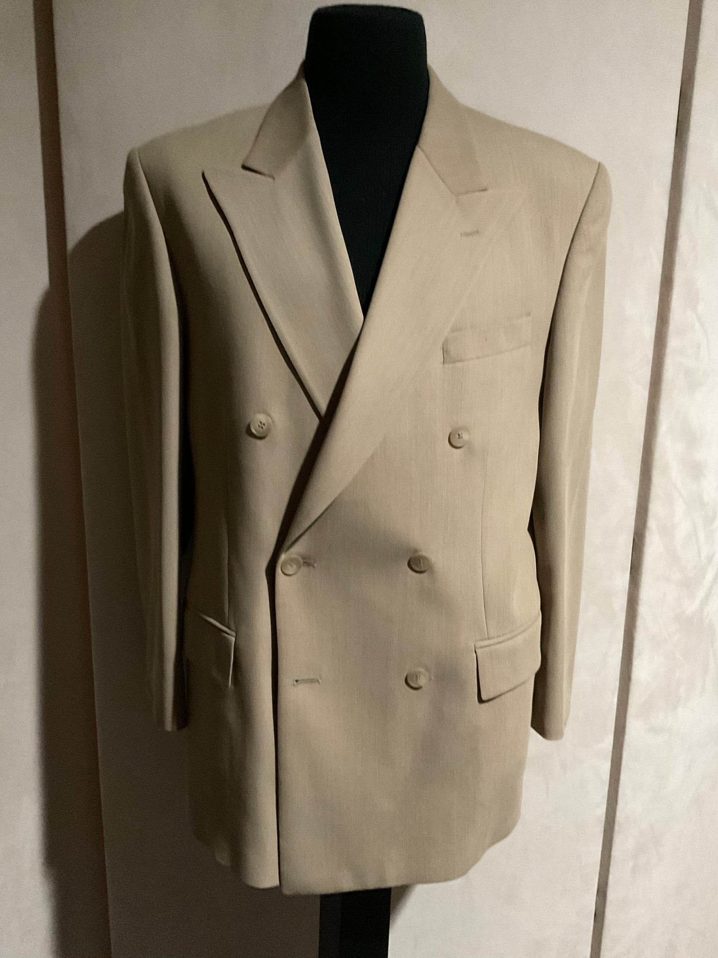 R P SUIT / DOUBLE BREASTED / CAMEL CREPE / 40 REG / MADE IN CANADA