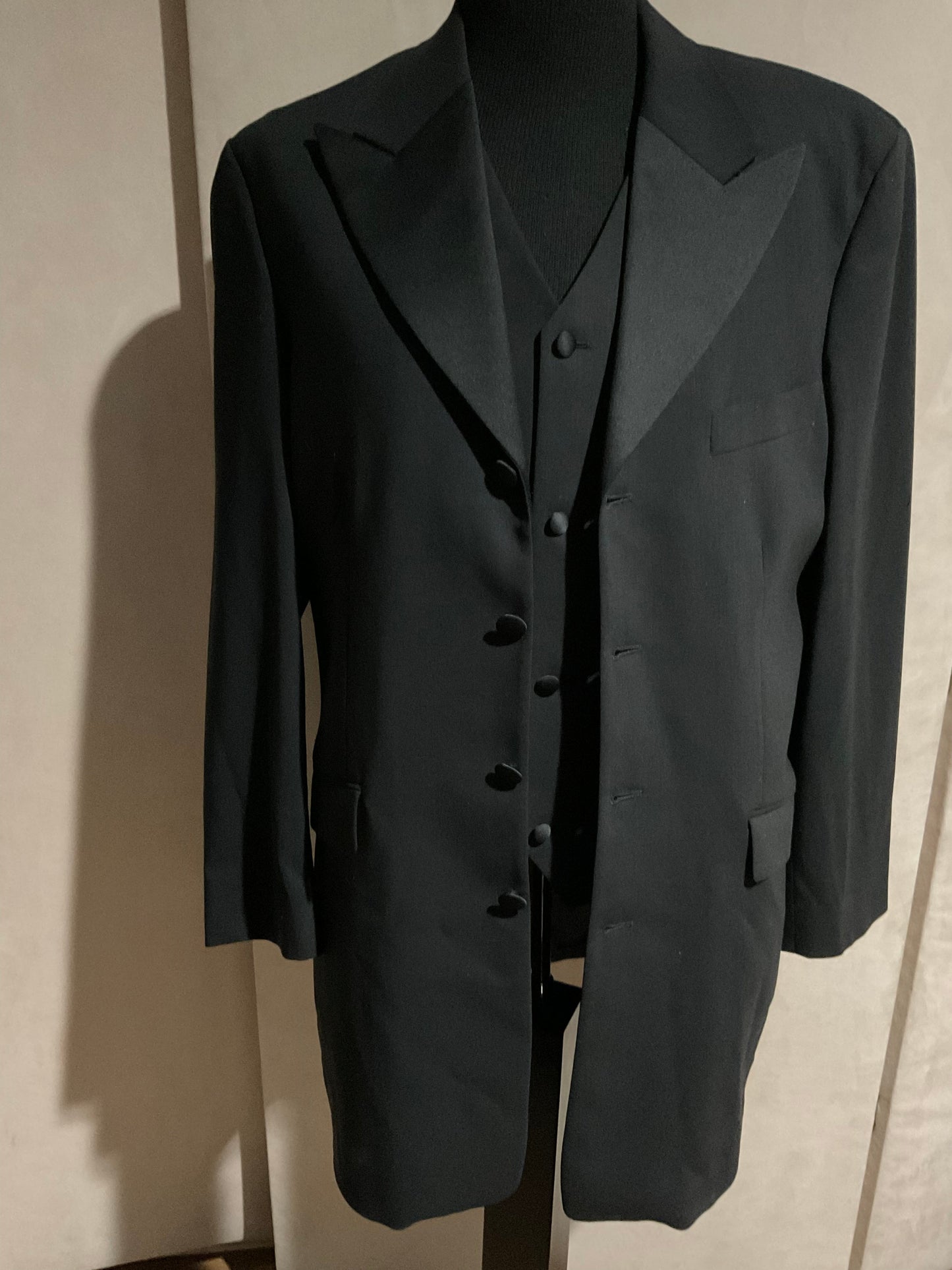R P TUXEDO & VEST / 4 BUTTON BLACK / NEW / 42 REG OR LONG / MADE IN ITALY