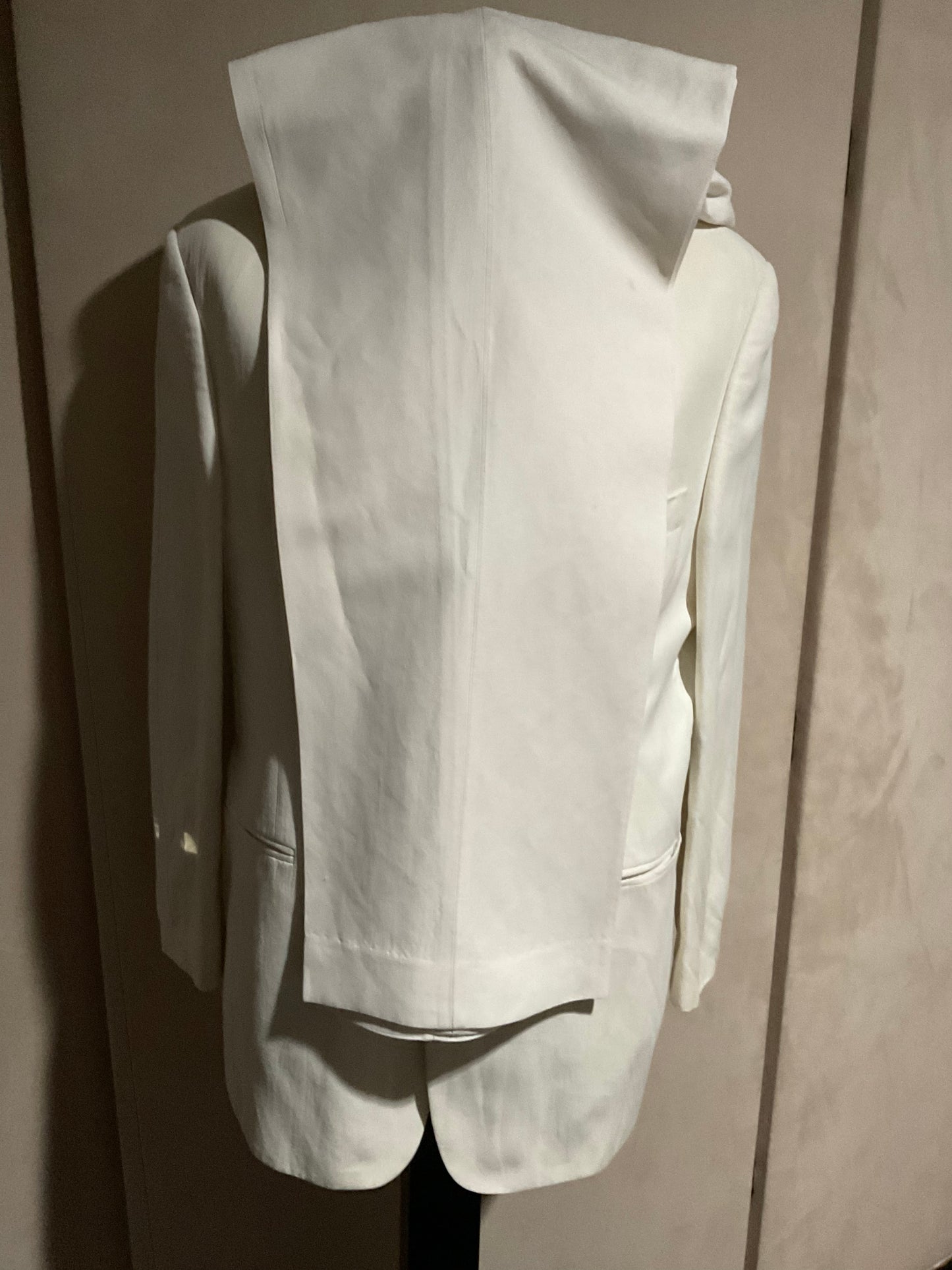 R P SUIT / WHITE LINEN / 4 BUTTON / 40 REG / MADE IN CANADA