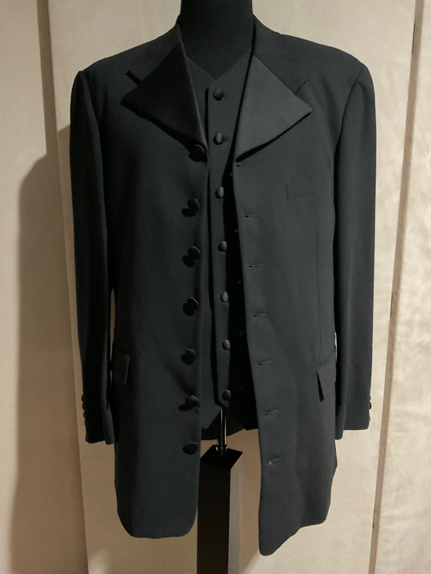 R P TUXEDO & VEST / 7 BUTTON BLACK CREPE / NEW / 42 REG OR LONG / MADE IN ITALY
