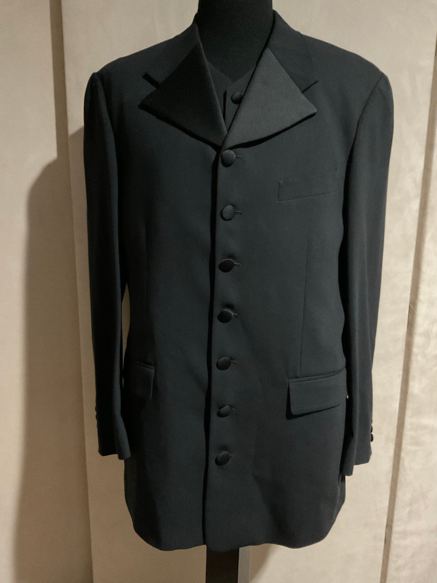 R P TUXEDO & VEST / 7 BUTTON BLACK CREPE / NEW / 42 REG OR LONG / MADE IN ITALY